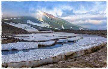 rossiia-kamchatka-gory-oblaka-dolina-ruchei-voda-sneg-liod-k