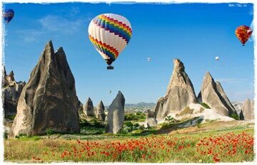 turtsiia-cappadocia-dolina-kamni-skaly-trava-tsvety-maki-kra